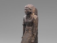Aeg S 1  Aeg S 1, 19. Dynastie, Statuette eines Beamten, Granit, H 28,2 cm, B 11,2 cm, T 13,0 cm : Bestandskatalog Ägypten, Museumsfoto: Claus Cordes